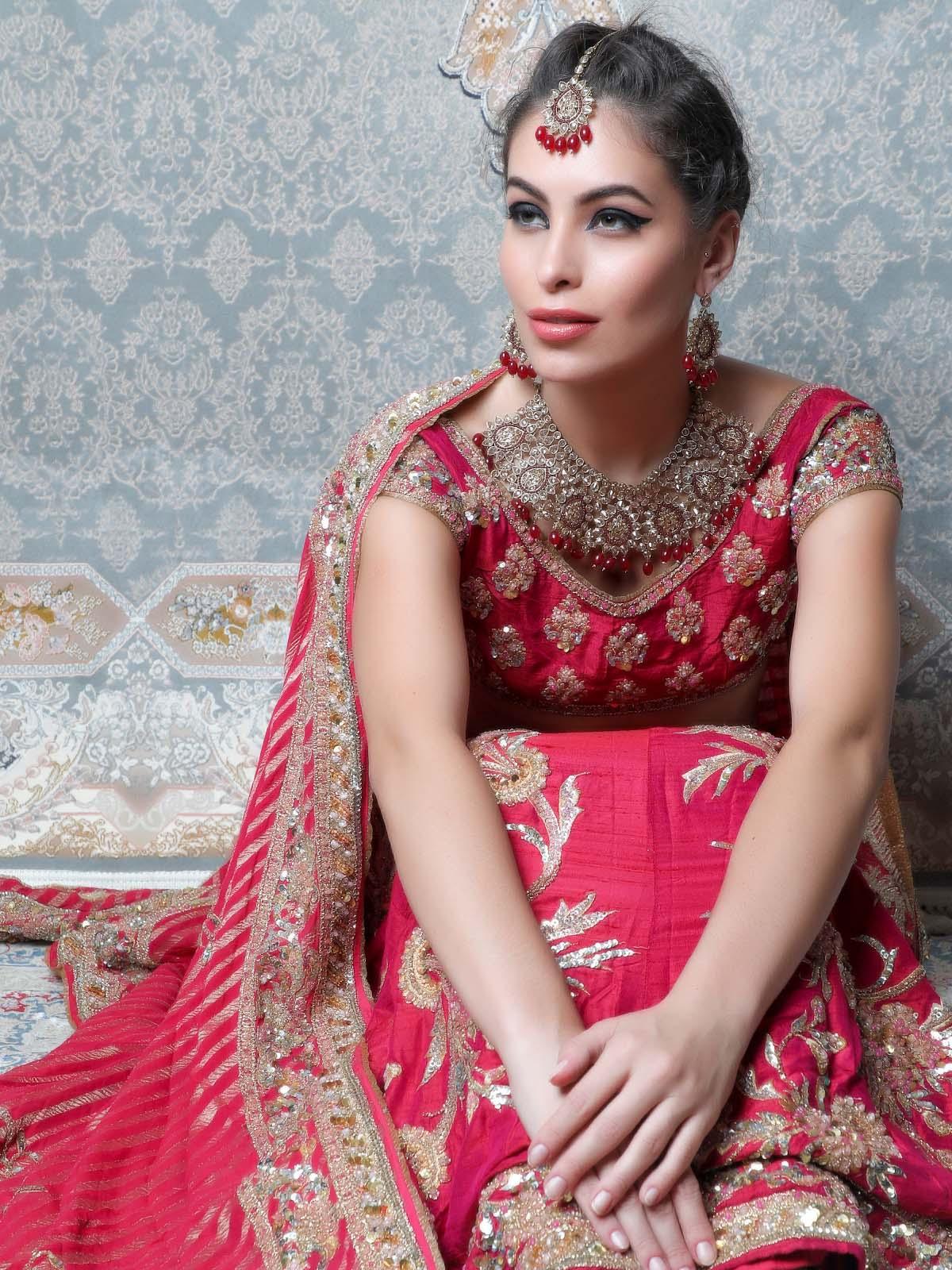 Granduer in Kundan Choker Set - Rajwada