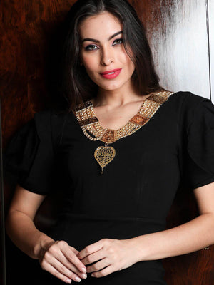 STUNNING GOLD NECKLACE SET FOR WOMEN - Rajwada