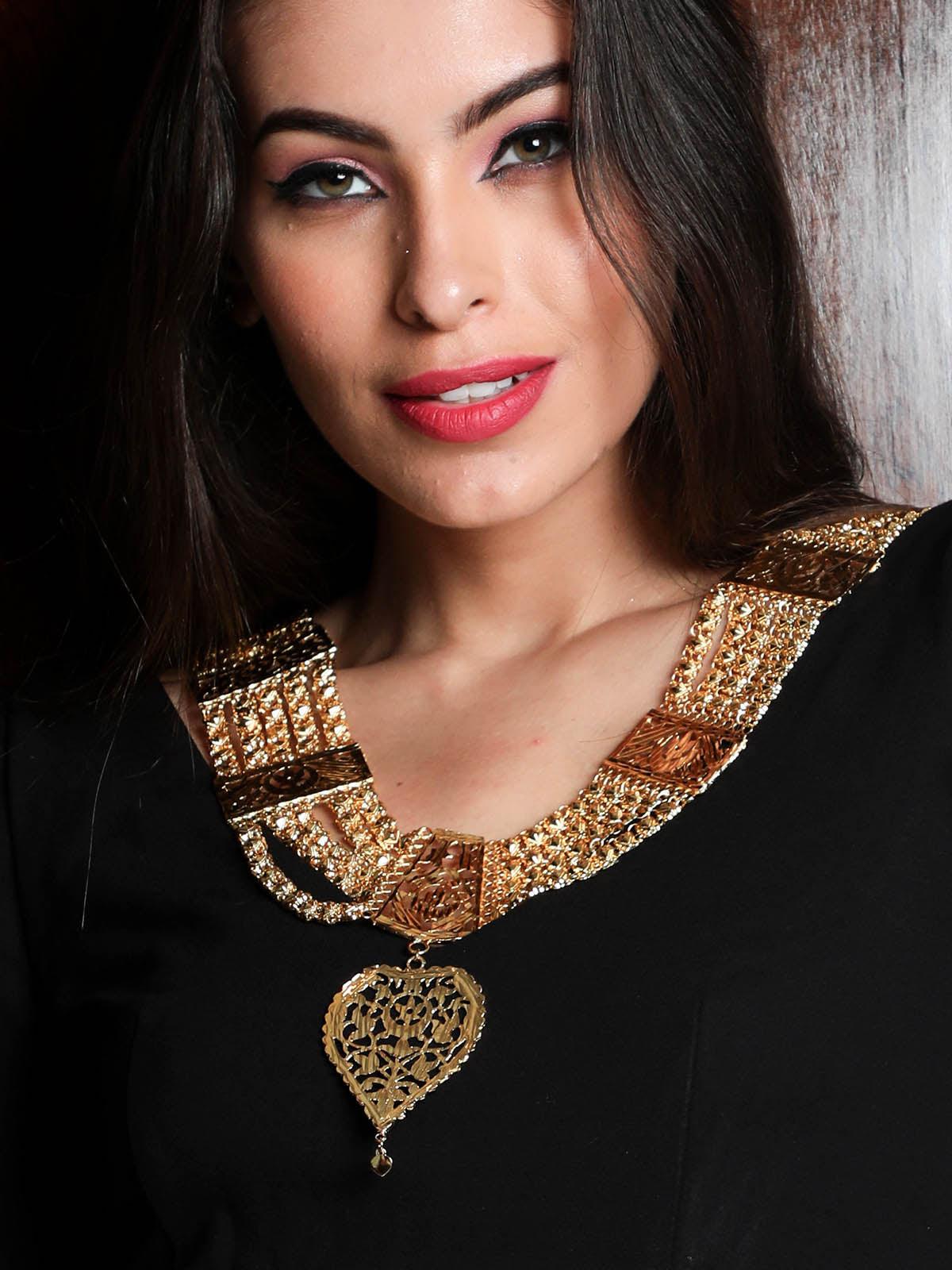 STUNNING GOLD NECKLACE SET FOR WOMEN - Rajwada