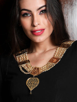 STUNNING GOLD NECKLACE SET FOR WOMEN - Rajwada